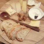 「チーズ盛り合わせ」(1080円)
