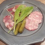 「とろぶたサラミと生ハム」(648円)