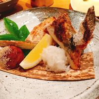 本等鮨 海馬 本店 - かんぱちのカマ❣️ 添えられた 『栗』❤️が これまた おいしー₍₍ ( ๑॔˃̶◡ ˂̶๑॓)◞♡