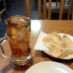 「ウーロンハイ」(450円)とお通しのえびせん