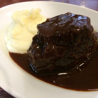 엄선 소재를 사용한 본격 프랑스 요리 비스트로 부담없이 맛본다