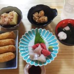 海さくら - 揚げ出し豆腐、鶏唐揚げ、お吸い物、刺身、いなり。