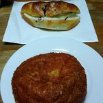 カレーパンとクランベリー練乳仕立て