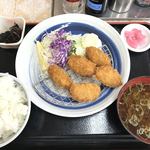 Moriyama Pakingu Eria Kudari Sunakku Kona - 牡蠣フライ定食