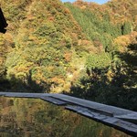 Hoteru Kurobe - 露天風呂に紅葉が映っています