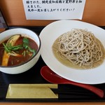 SOBAR 和家 - 網走産知床鶏と夏野菜のトマトカレーつけ蕎麦(880円)です。