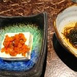 前沢牛オガタ 味心 - すき焼きの前菜、豆腐とピリッと辛い漬け物 もずく酢