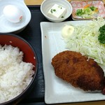 Shimizu Kou - ランチのメンチカツ定食（850円）。やはりこちらは海鮮系が良いかな。でも十分なボリューム。