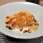 虎白 - 焦がし砂糖のアイスクリーム　焼き胡桃　松の実　ラム酒のソース