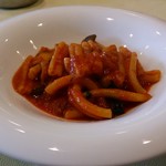 イタリア料理 ラ・カーサ - 鮮魚とキノコのトマトソースパスタ