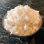 らーめんてい立花 - ライス大盛
ランチタイムサービスとして、麺類にはライスが一膳無料で付いてくる。おかわりはできないが大盛はOKで、出てきたのがこの見事な漫画盛り⁉︎