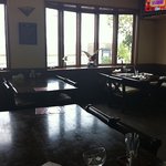 ディル レストラン - カウンターから店内を眺めて