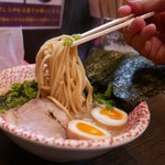 ラーメン 鉉 - ゴワッとした麺