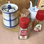 レストラン菊水 - 卓上の調味料