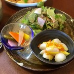 ジャム cafe 可鈴 - かぶの柚子和え(画像右)、自家製ピクルス、グリーンサラダ
