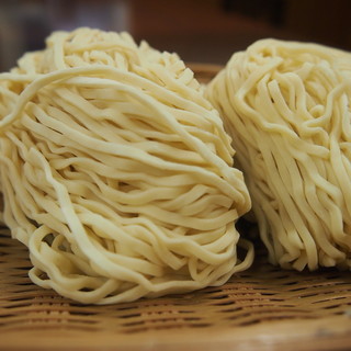 麺は丸ぼしオリジナルの麺を使用しています。
