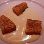 ラ キュイジーヌ ド カワムラ - タスマニア産サーモンの燻製　カリフラワーのクリームとクレソンのピュレ