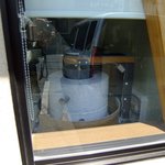 出雲そば きがる - 裏の駐車場の横にある石臼