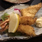 旬菜酒肴 みかん - 後着した海老フライ。厚揚げ１／２も付いていました。