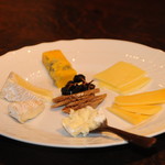 PUBLIC HOUSE EPILOGUE - チーズ6種盛り合わせ