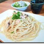 北海道サーモンとキノコの和風スパゲッティ