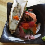 海さくら - 海鮮丼（並）宮城産生カキ（１５０円）を追加トッピング。