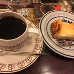 スパイス喫茶 コーヒーロー - ブレンド、チーズケーキ