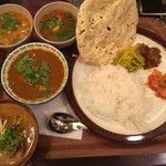 スパイス喫茶 コーヒーロー - コーヒーローのスパイス定食(ポークビンダルー、あさり)