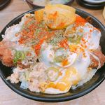 まるはのかつ丼 - てんこ盛＋玉子追加です。一味と山椒をたっぷりかけ、沢庵を直載せして準備万端です。（2017.11 byジプシーくん）