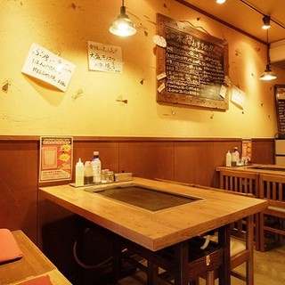 鉄板を囲んでワイワイと♪居心地の良い楽しい空間