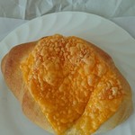 デイリーヤマザキ - チェダーチーズ塩パン 140円