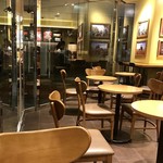 スターバックスコーヒー - 落ち着いた黄色い壁のお店です