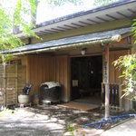 亀の井別荘 - フロント棟入り口