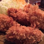 Tonkatsu Warashikko - おっきなカキフライが5ヶ。ご飯、味噌汁、キャベツおかわり自由ですと。