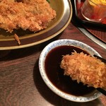 Tonkatsu Warashikko - 漬物の小皿にソース。私はソース付ける派で。