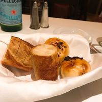Empire Steak House Roppongi - パン二種。給食のコッペパンみたいなのがアメリカっぽい。