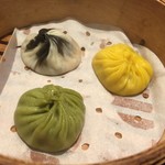點水樓 - 小籠包三種盛（トリュフ小籠包、カニミソ小籠包、バジル小籠包）