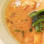 濃厚豚骨ラーメン 尾久家 - 割と醤油感が強いスープ。