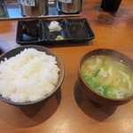 Makuriya - 次にご飯とスープそして焼肉のタレが運ばれて来ました、スープはポタージュか味噌汁が選べましたが私は味噌汁を選んでみました。