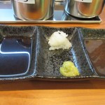 Makuriya - 焼肉のタレはポン酢とまくり屋の特製ソースそして中央には大根おろしと山葵の薬味が用意してありました。
                      