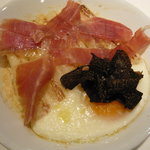 igrec - フランス産ホワイトアスパラガスのオーブン焼きとトリュフ風味のたまご、生ハムを使った温前菜