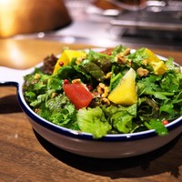 グリル ア ターブル - パクチーのサラダ。香りは軽くしてあり、玉ねぎとリンゴのドレッシングが爽やかで食べやすい。