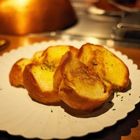 グリル ア ターブル - ガーリックトースト。ふわふわのフランスパンにニンニクたっぷり。