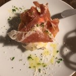 ヴァン・デ・トラントサンク - ハムのムース生ハムのせ。