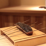 富小路 やま岸 - 気仙沼戻り鰹の藁焼き