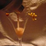 バー・バーンズ - イチジクのカクテル-02注いでいる所