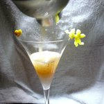 バー・バーンズ - イチジクのカクテル-03注いでいる所