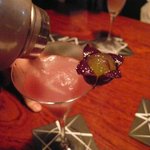 バー・バーンズ - ブドウのカクテル-注いでいる所