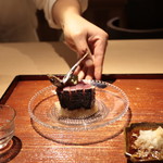 富小路 やま岸 - 気仙沼戻り鰹の藁焼き、玉ねぎ醤油とメザシ一夜干しで