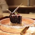 富小路 やま岸 - 気仙沼戻り鰹の藁焼き、玉ねぎ醤油とメザシ一夜干しで